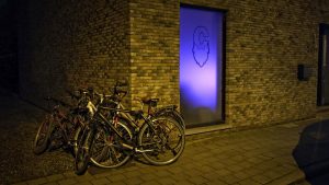 Oud naar nieuw - P-style - foto1 - fietsen tegen de gevel en disco lichten